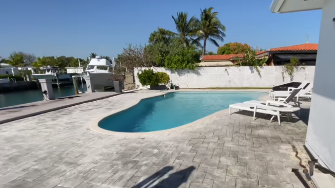 Esta es la piscina que está en la casa de Gustavo Bolívar en Miami.