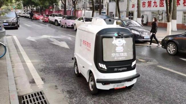 Estos son los pequeños vehículos autónomos que transportan suministro médicos e Wuhan.