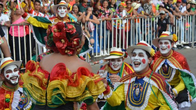 Un integrante del Cipote Garabato le pidió matrimonio a su novia en plena Batalla de Flores del Carnaval de Barranquilla. La danza celebró sus 30 años.