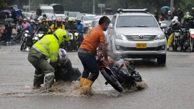 Caos vehicular por inundaciones en diferentes sectores de la Capital.
