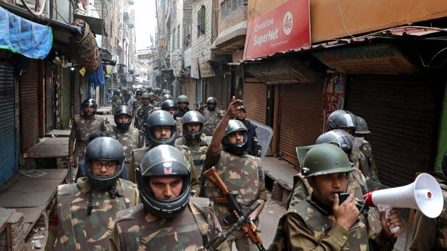 Personal de seguridad indio hace presencia en las zonas de Nueva Delhi donde ha venido habiendo choques entre hindúes y musulmanes.