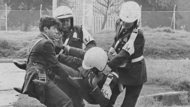 27 de febrero de 1980. Enfrentamientos entre las Fuerzas Armadas con el M-19 el día en que se tomaron la Embajada de República Dominicana con 16 diplomáticos como rehenes. En la foto, un militar colombiano fue herido por una de las balas durante los enfrentamientos.