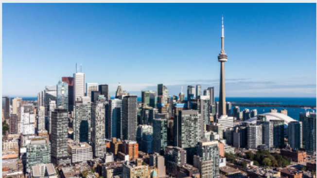 Toronto, Canadá
Toronto es la capital de la provincia de Ontario en Canadá, también reconocida por ser la ciudad metropolitana más grande de ese país, y la quinta más grande en Norteamérica. El valor del metro cuadrado en esta ciudad es cercano a los 8.136 dólares 
Es considerada como uno de los principales destinos para los inmigrantes de Canadá.