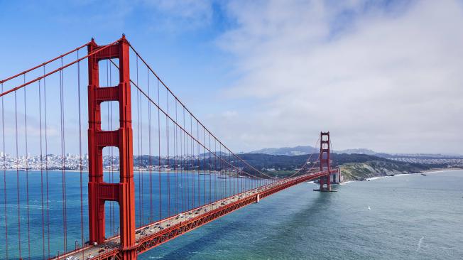 San Francisco
San Francisco es la tercera ciudad de California, Estados Unidos, ubicada en lo diez primeros lugares de esta medición. Obtuvo un puntaje de 8,4, y es la penúltima ciudad con el metro cuadrado más costoso del mundo, cerca de 12.685 dólares.
Entre sus atractivos está el icónico puente Golden Gate, los tranvías y las coloridas casas. Además es una ciudad montañosa en el norte de la península.