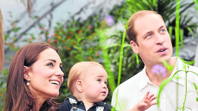 El príncipe George con sus padres, el príncipe William y Kate Middleton.