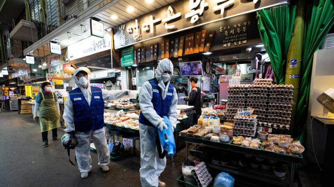 En Corea del Sur, las medidas también incluyen la desinfección de tiendas de mercado.
