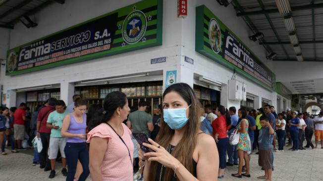 Ciudadanos acuden a comprar tapabocas en Guayaquil (Ecuador). La alerta ciudadana en la ciudad creció luego que el Gobierno confirmó el primer caso de coronavirus en el país, una persona mayor que llegó de España hace unos quince días.