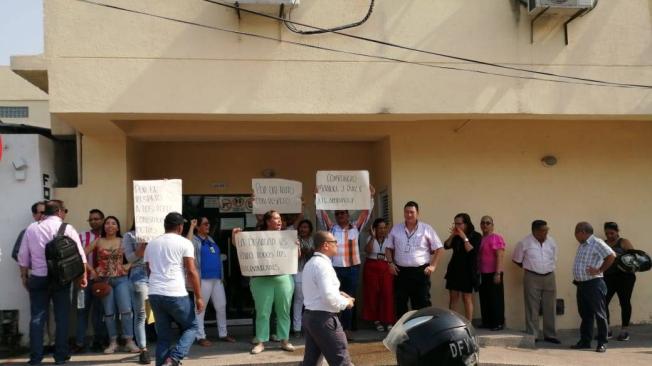 Compañeros del fiscal Ruiz protestan en el edificio de la seccional de la Fiscalía en Barranquilla, ubicado en la Torre Manzur.