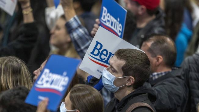 Esta semana, los seguidores del precandidato demócrata a la presidencia de EE. UU. Bernie Sanders usaron esta semana tapabocas para asistir a un acto de campaña en Los Angeles.