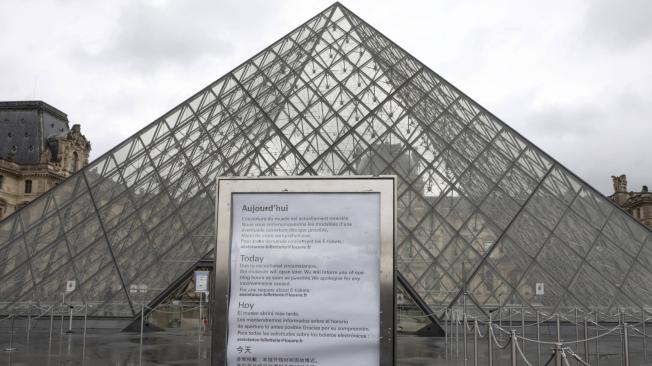 Letrero que informa sobre el cierre del Museo del Louvre debido a las preocupaciones del personal sobre el brote de coronavirus en Francia.