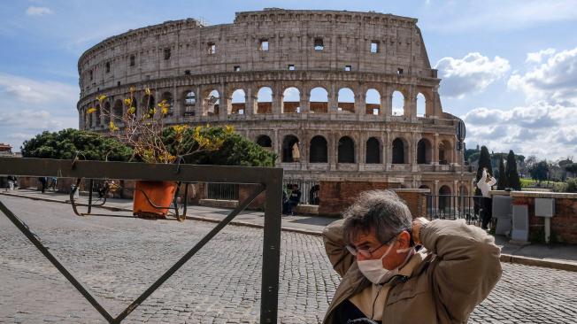 El brote del nuevo coronavirus está afectando las economías del mundo. Italia es de hecho el país más afectado de Europa, pues se espera una baja de casi 32 millones de turistas el próximo trimestre y pérdidas de 8.241 millones de dólares, según previsiones difundidas por Confturismo-Confcomercio. El coliseo romano has sido cerrado al público.