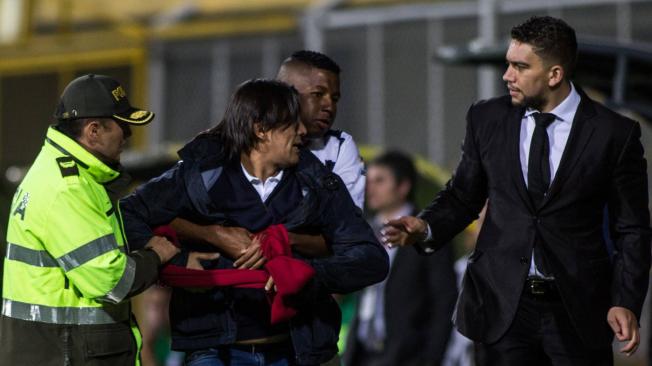 Eduardo Pimentel, en el juego Equidad vs. Boyacá Chicó, en 2015. William Zapata, jugador del ajedrezado, lo agarra para impedir que agreda al árbitro.