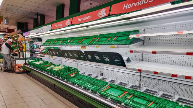 Los estantes de un supermercado en Madrid están vacíos este martes debido a la afluencia de clientes registrada en las últimas horas.