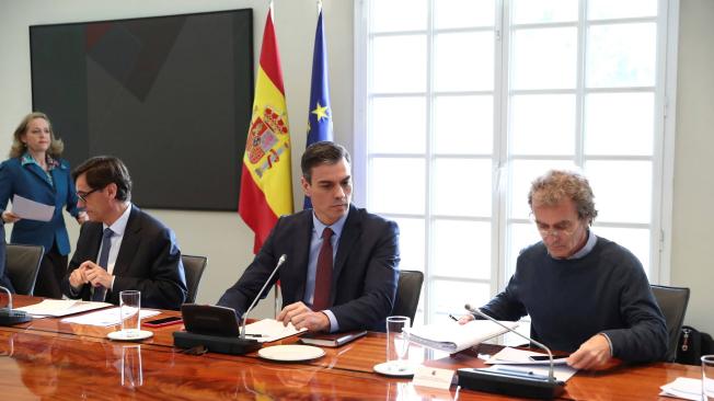 El presidente del gobierno español, Pedro Sánchez, y el ministro de salud Salvador Illa en una reunión para establecer las medidas frente al coronavirus.