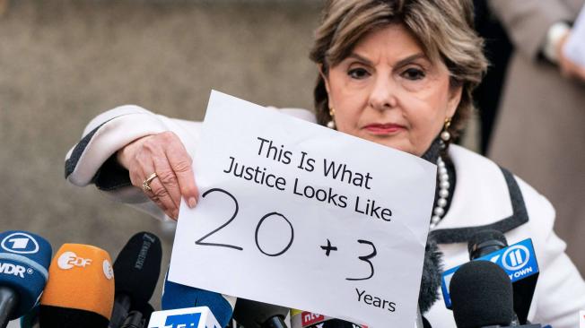 La abogada Gloria Allred, representante de las acusadas, exhibió un cartel después de conocerse la sentencia que decía: 'Así se ve la justicia. 20 + 3  años'.