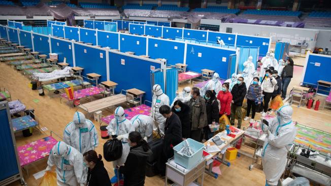 El personal y los pacientes retiraron sus objetos y abandonaron las instalaciones del hospital Wuchang Fangcang.