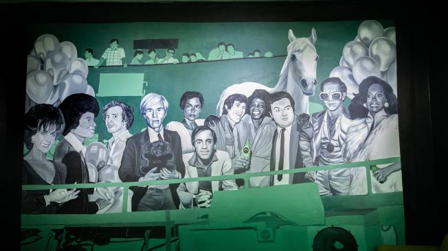 La muestra incluye un mural con las imágenes de varias celebridades que pasaron por la discoteca Studio 54.