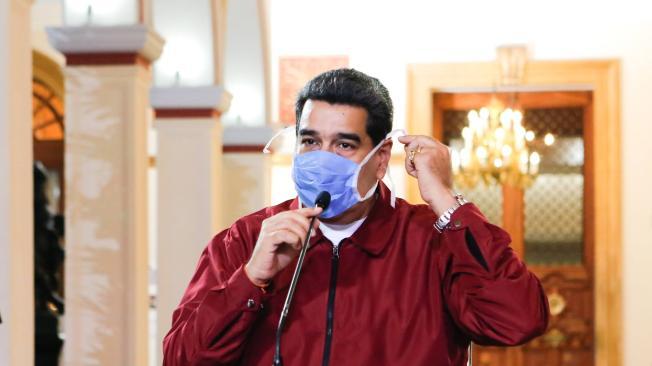 Nicolás Maduro luce un tapabocas en una alocución en el Palacio de Miraflores.