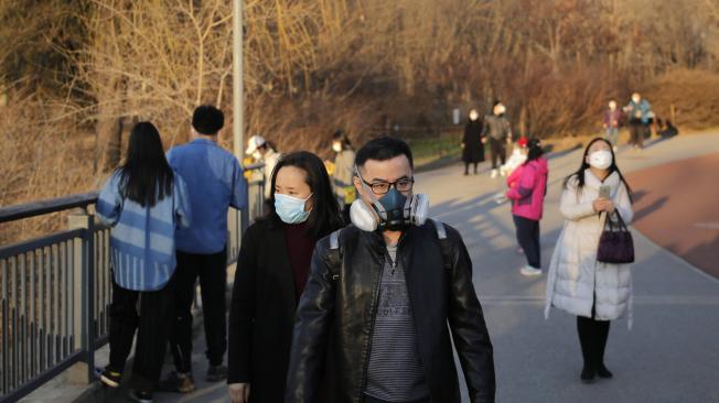 Personas usan máscaras en Beijing, China, por el coronavirus