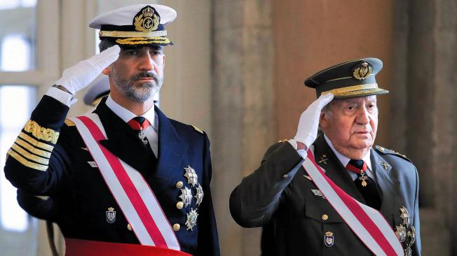 Felipe VI llegó al trono luego de que Juan Carlos I abdicara a su favor en 2014. El domingo pasado, el actual rey tuvo que quitarle el salario del Estado a su padre y rechazar su herencia.