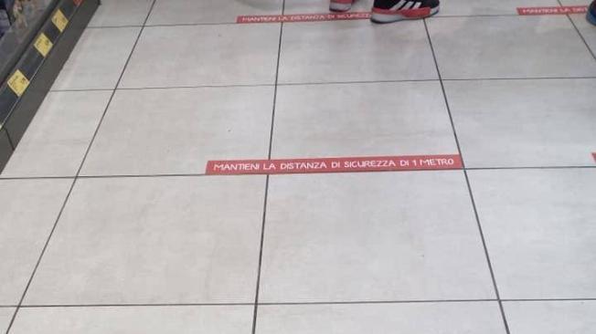 En el piso de los supermercados hay unas marcas que indican que las personas deben tomar un metro de distancia en las filas de las cajas