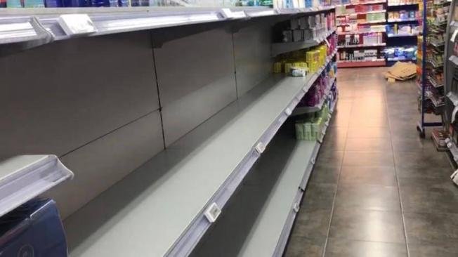 Espacios de papel higiénico vacíos en los supermercados de Barcelona