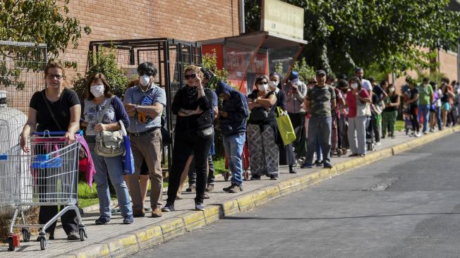 Más de 1,3 millones de personas en siete comunas de Santiago están bajo cuarentena total desde la noche del jueves bajo un estricto operativo de control policial y militar, para frenar la expansión del coronavirus que ya causó 1.306 infectados y cuatro muertos en Chile.