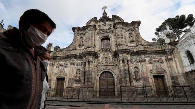 En Ecuador, cuya población está confinada obligatoriamente a permanecer en sus domicilios para atajar la expansión del coronavirus, los fieles católicos han debido recurrir a la tecnología para mantener su fe en activo.