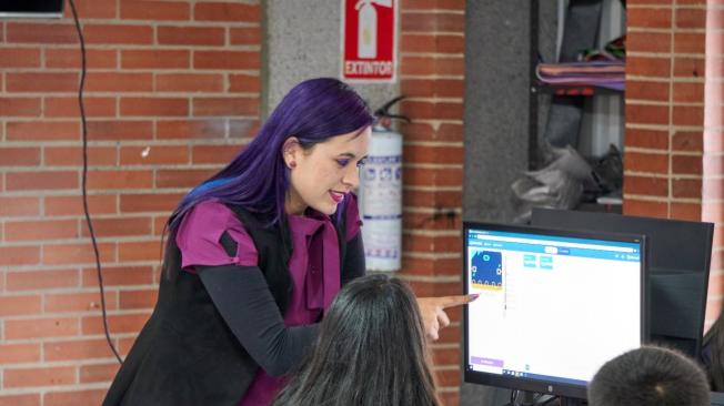 Carolina Bernal es docente del Distrito hace 11 años e integró el equipo gestor de la virtualidad para la cuarentena.