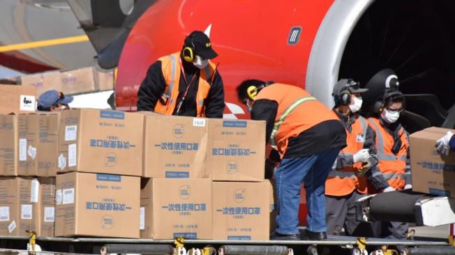 Ayuda donada para combatir el coronavirus por la fundación china Alibaba en el aeropuerto de El Alto (Bolivia).