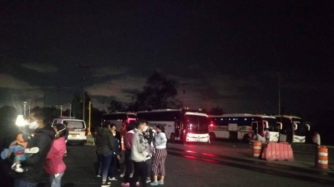 Los buses recogieron a los venezoanos en Fontibón y en el centro de Bogotá. En la tarde se les dará paso, una vez se descongestino el paso fronterizo en Cúcuta.