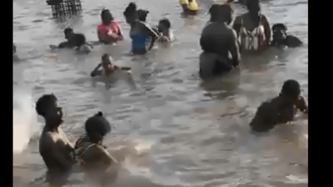 Baño en el mar en Buenaventura por falsa cadena en redes
