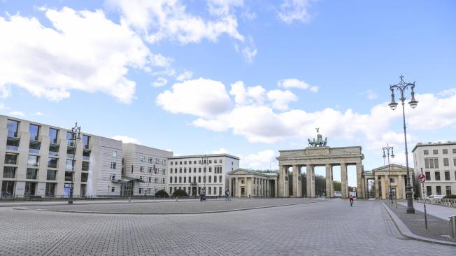 Una vista de la Puerta de Brandenburgo en la vacía Pariser Platz en Berlín, Alemania. El popular sitio de atracción turística está vacío desde que empezó la pandemia en el país.