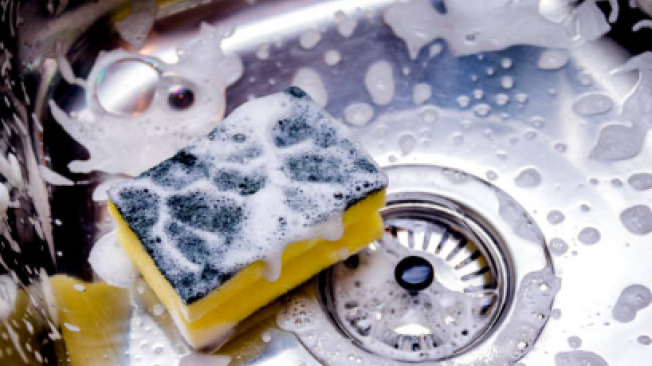 Para eliminar las bacterias se puede humedecer la esponja y ponerla 2 minutos en el microondas.