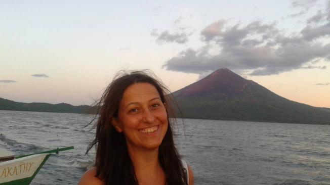 La científica del MNCN Marta Barluenga durante la toma de muestra en un lago de Nicaragua.