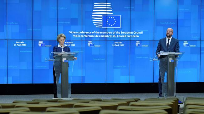 La presidenta de la Comisión Europea, Ursula Von Der Leyen, y el presidente del Consejo Europeo, Charles Michel, entregan detalles sobre el acuerdo para un fondo de recuperación.