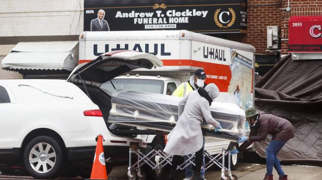 Las autoridades de Nueva York retiaron la licencia a la funeraria de Brooklyn en la que se encontraron el pasado miércoles decenas de cadáveres amontonados en camiones que no contaban con sistema de refrigeración, informaron este viernes la autoridades de la región.