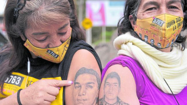 Beatriz Méndez (izq.) y Doris Tejada, cuyos hijos desaparecieron hace 12 años, hacen parte del colectivo Madres de Falsos Positivos.