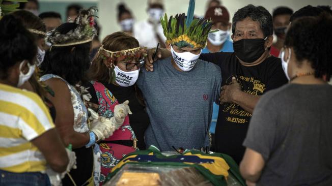 Con más de 22.000 casos de covid-19, la Amazonia brasileña vive una grave emergencia sanitaria. En la foto, el entierro de un cacique.