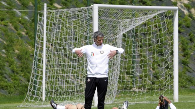 José Mourinho dando indicaciones a su grupo.