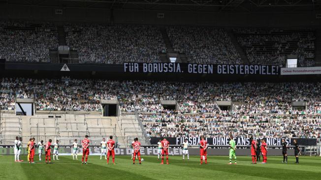 Los hinchas de cartón en el partido entre Borussia Moenchengladbach v Bayer 04 Leverkusen.