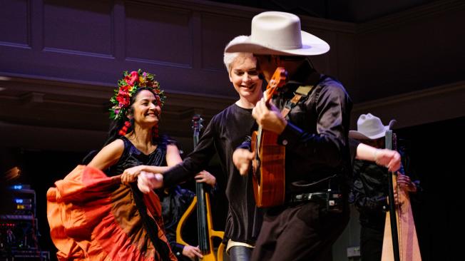La propuesta de Cimarrón integra el zapateo del baile del joropo como un instrumento más y trajes inspirados en la región del Orinoco.