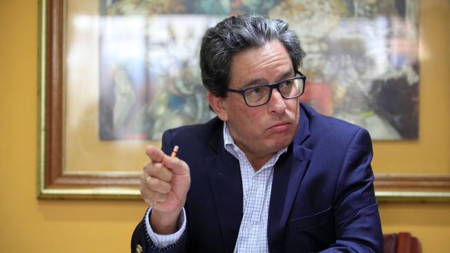 El ministro de Hacienda, Alberto Carrasquilla, explica las medidas financieras que se han tomado para enfrentar la pandemia