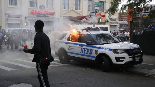 Los manifestantes incendiaron un carro del Departamento de Policía de la ciudad de Nueva York.