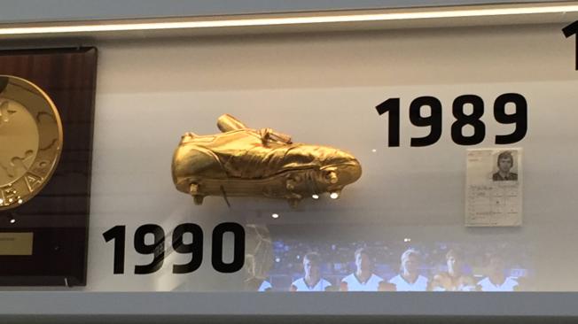 El guayo de Lothar Matthäus bañado en oro, en el museo del fútbol alemán.