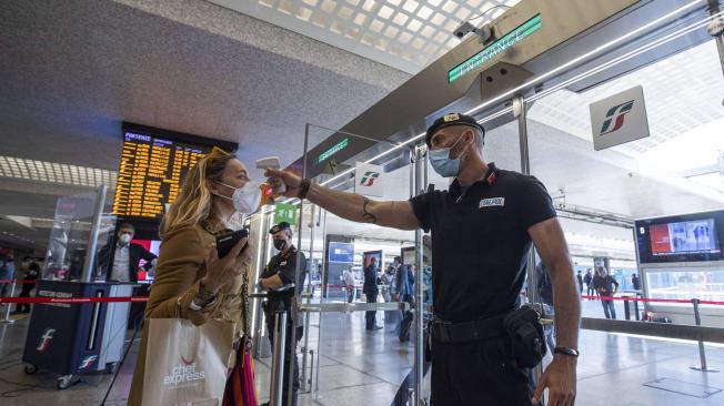 En los aeropuertos italianos se tomará la temperatura de los viajeros y se pedirá que se respete el distanciamiento social.