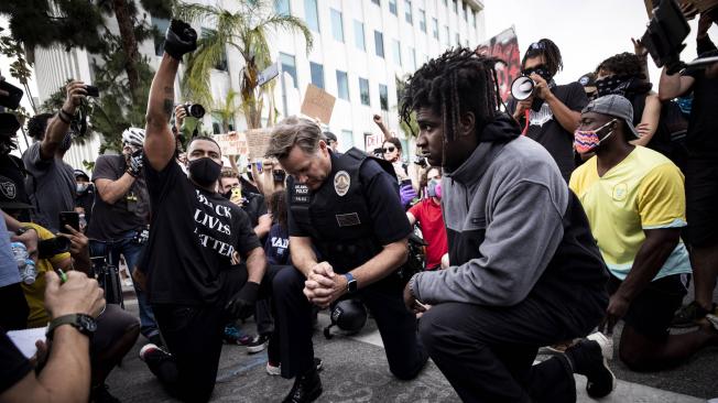 Esta foto en Los Ángeles, muestra a un policía cuando se arrodilló en solidaridad a la muerte de George Floyd y las protestas que tienen lugar durante estos días en Estados Unidos.