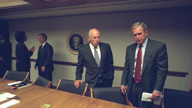 El presidente George Bush y el vicepresidente Cheney durante una reunión en el PEOC, luego de los ataques a las Torres Gemelas.