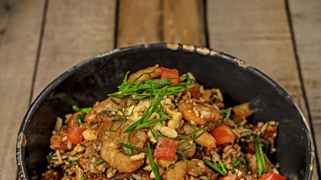 Camarón, tomate, albahaca, especias y maní integran este arroz, de los favoritos de la chef Leonor Espinosa