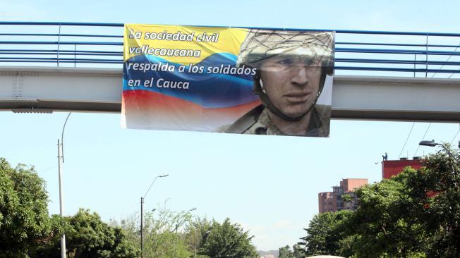 Con la foto del sargento García en el puente de la avenida sur oriental con calle 64 los caleños respaldan al ejército de Colombia.